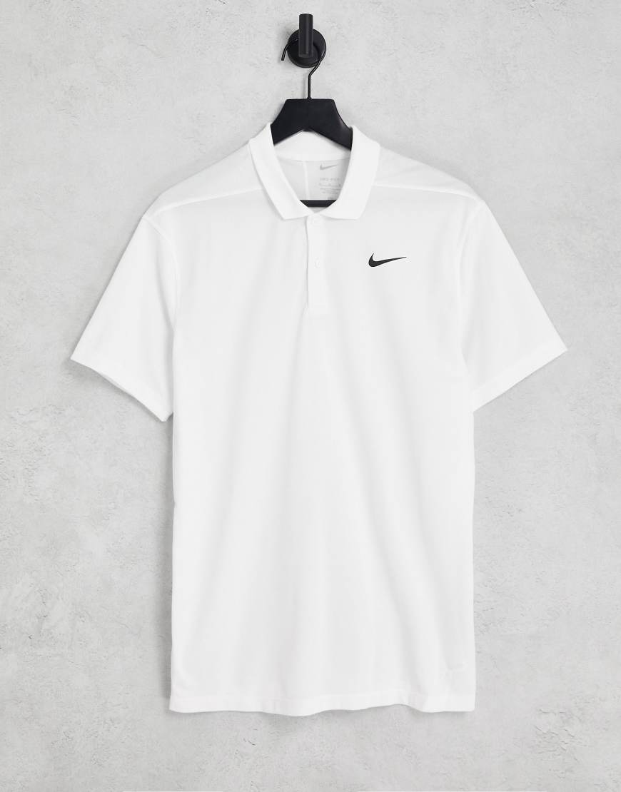 Nike Golf - Victory - Polohemd in Weiß mit Swoosh-Logo auf der Brust Nike Golf - Victory - Polohemd in Weiß mit Swoosh-Logo auf der Brust von Nike Golf