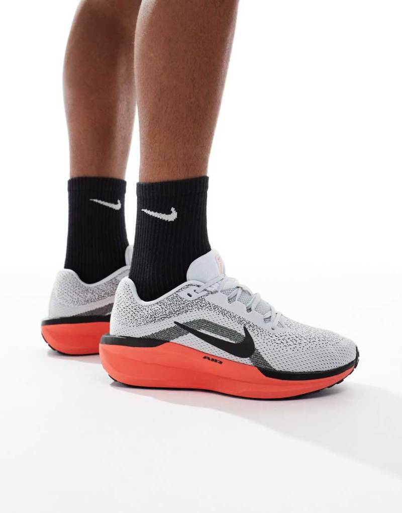 Nike Running - Air Winflo 11 - Sneaker in Grau und Rot von Nike Running