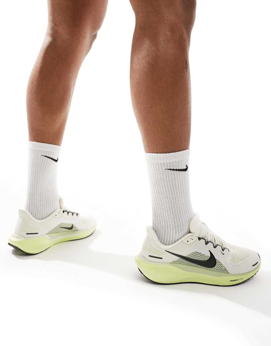 Nike Running - Air Zoom Pegasus 41 - Sneaker in Wollweiß und Grün-Neutral von Nike Running