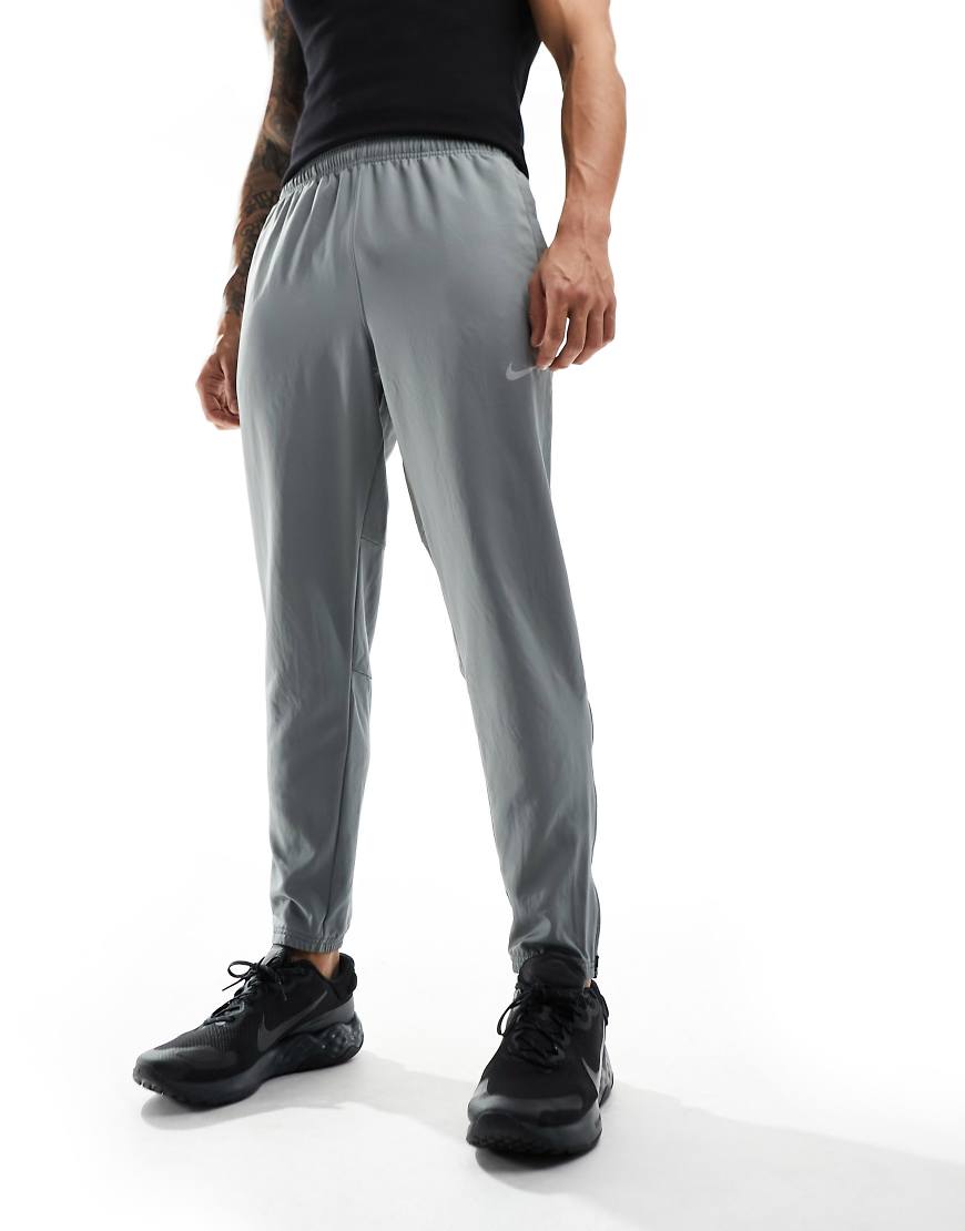 Nike Running - Challenger Dri-FIT - Jogginghose in Grau von Nike Running