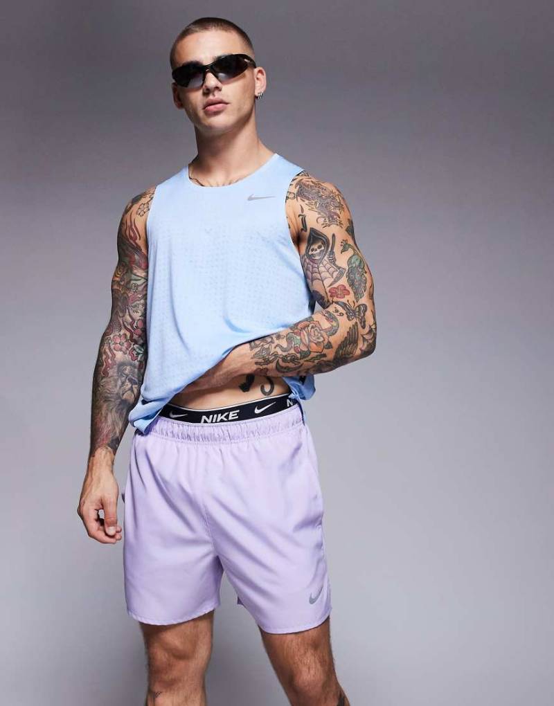 Nike Running - Challenger Dri-FIT - Shorts in Flieder, 5 Zoll Schrittlänge-Lila von Nike Running