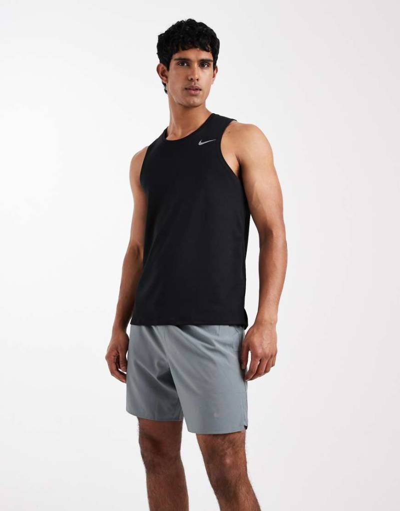 Nike Running - Challenger Dri-FIT - Shorts in Grau, 7 Zoll von Nike Running