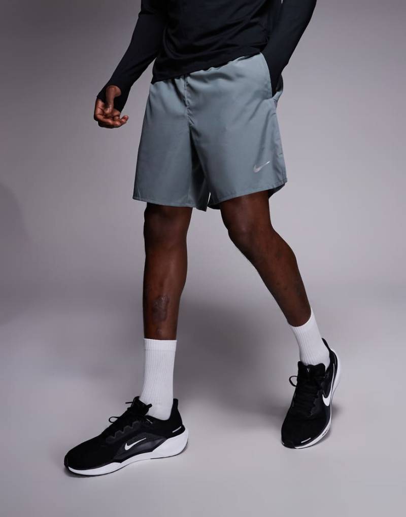 Nike Running - Challenger Dri-FIT - Shorts in Grau, 7 Zoll von Nike Running