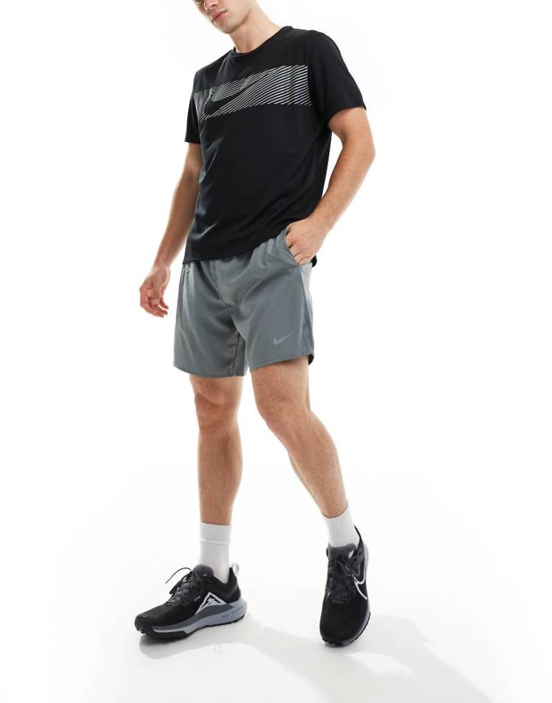 Nike Running - Challenger Dri-FIT - Shorts in Grau, 7 Zoll von Nike Running