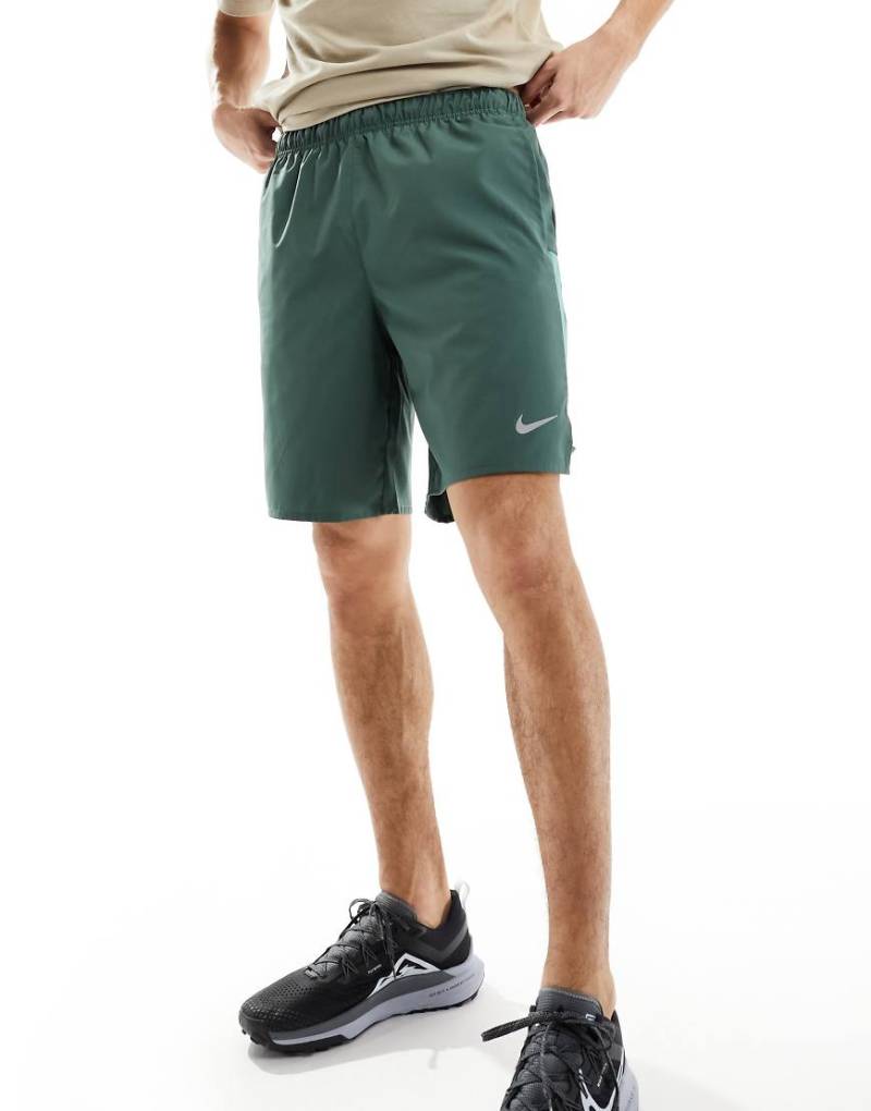 Nike Running - Challenger Dri-FIT - Shorts in Grün, 9 Zoll-Grau von Nike Running