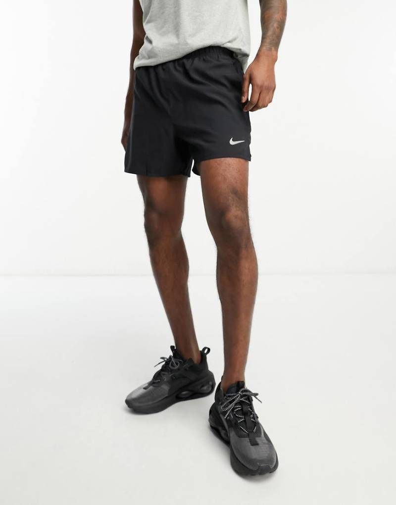 Nike Running - Challenger Dri-FIT - Shorts in Schwarz, 5 Zoll von Nike Running