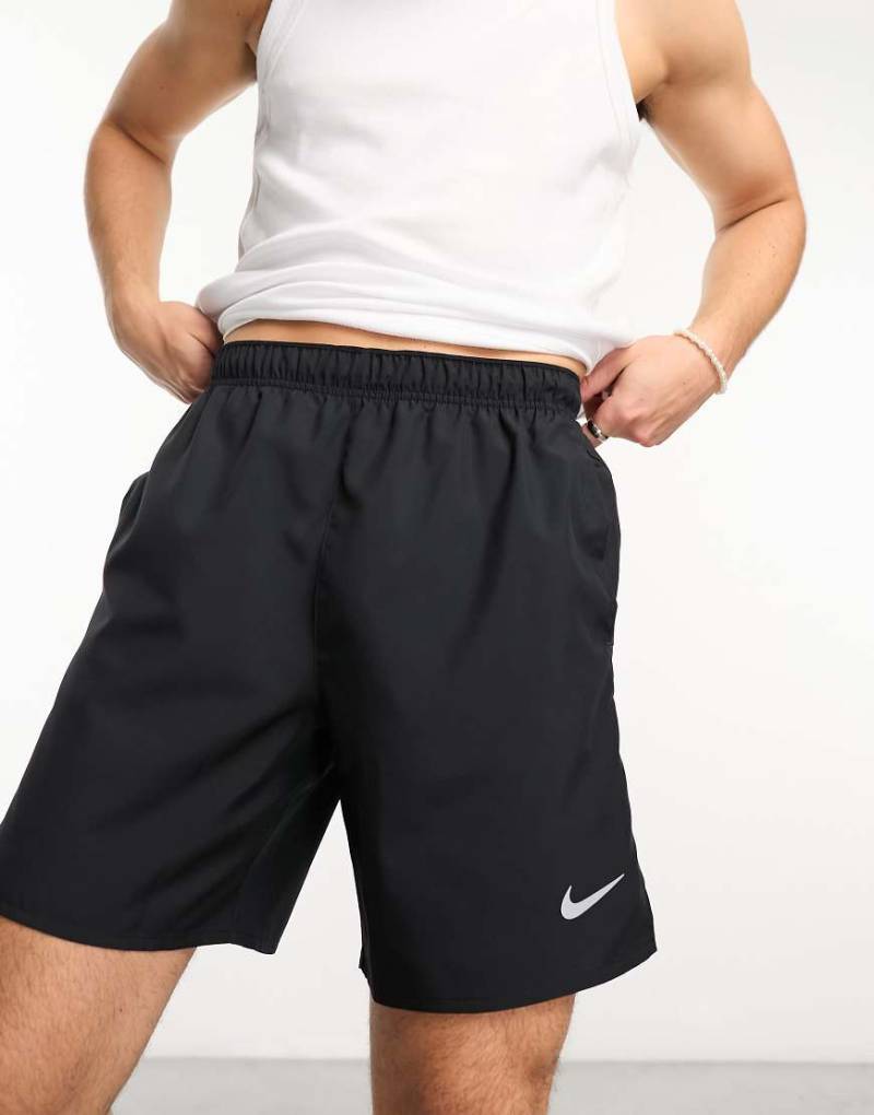 Nike Running - Challenger Dri-FIT - Shorts in Schwarz, 7 Zoll von Nike Running