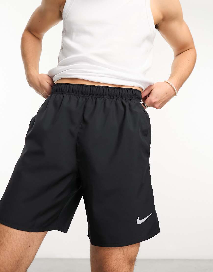 Nike Running - Challenger Dri-FIT - Shorts in Schwarz, 7 Zoll von Nike Running