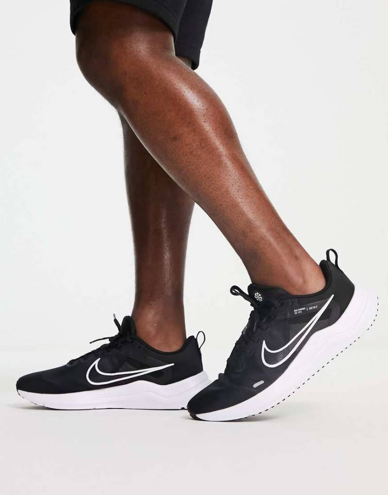 Nike Running - Downshifter 12 - Sneaker in Schwarz und Weiß von Nike Running