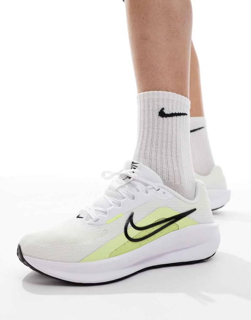 Nike Running - Downshifter 13 - Sneaker in Weiß und Gelb von Nike Running