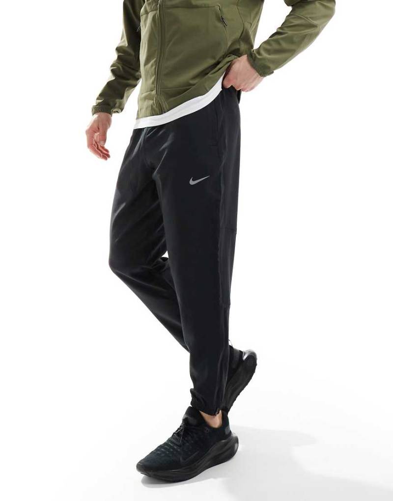 Nike Running - Challenger Dri-FIT - Jogginghose in Schwarz von Nike Running