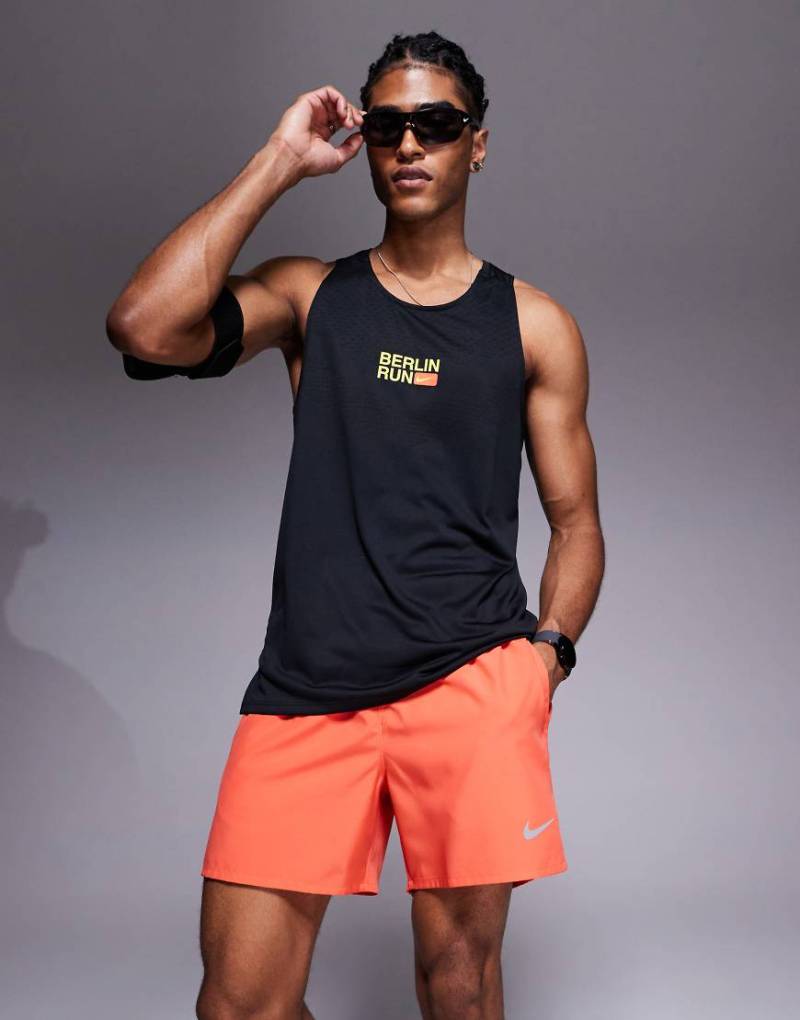 Nike Running - Dri-FIT Challenger - Shorts in Rot, 5 Zoll von Nike Running