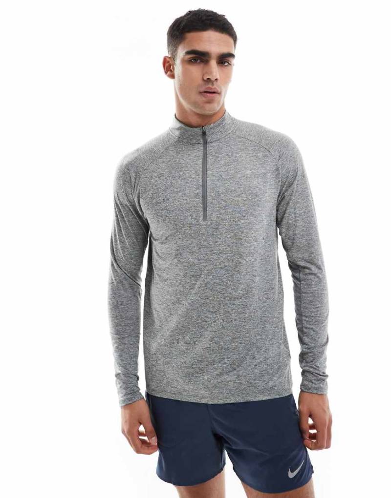 Nike Running - Stride Dri-FIT - Langärmliges Oberteil in Grau mit kurzem Reißverschluss von Nike Running