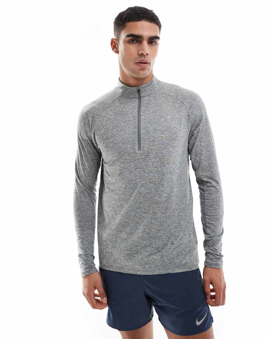 Nike Running - Stride Dri-FIT - Langärmliges Oberteil in Grau mit kurzem Reißverschluss Nike Running - Stride Dri-FIT - Langärmliges Oberteil in Grau mit kurzem Reißverschluss von Nike Running