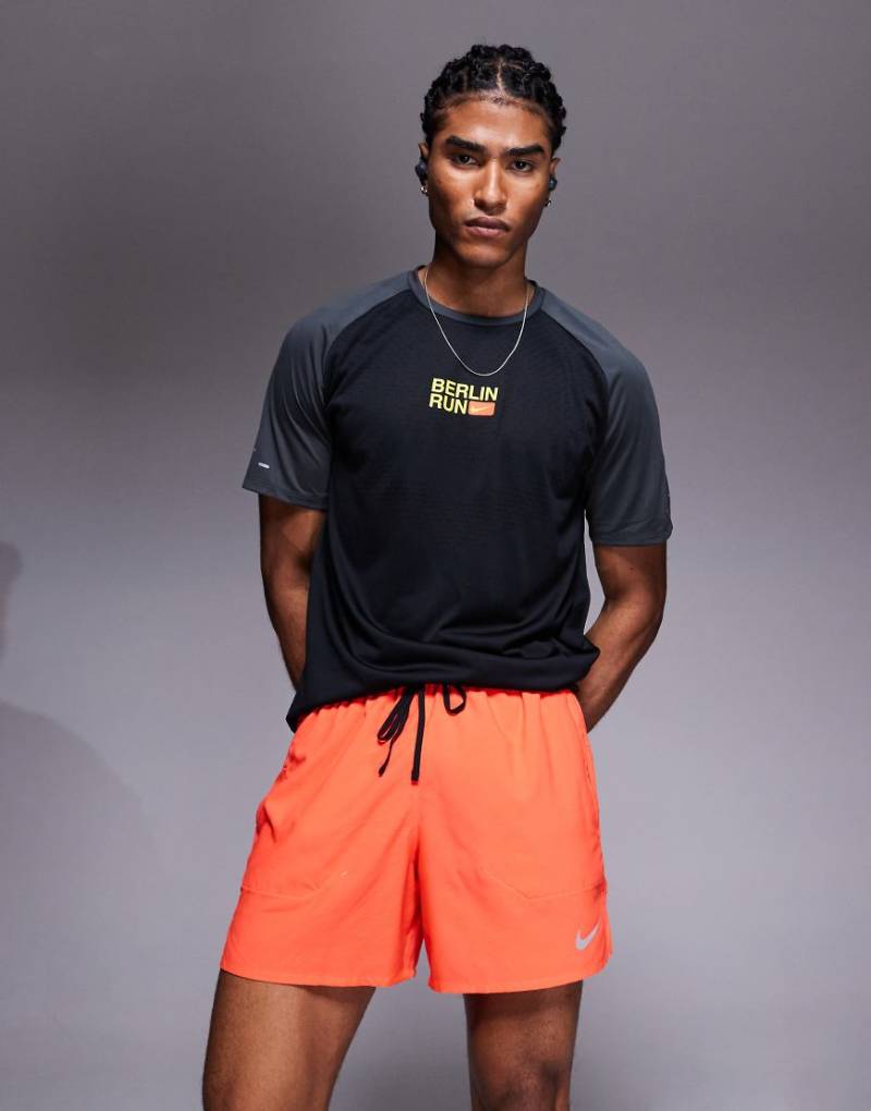 Nike Running - Dri-FIT Stride - Shorts in Rot, 5 Zoll Schrittlänge von Nike Running