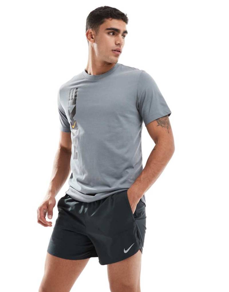 Nike Running - Dri-FIT Stride - Shorts in Schwarz, 5 Zoll Schrittlänge von Nike Running
