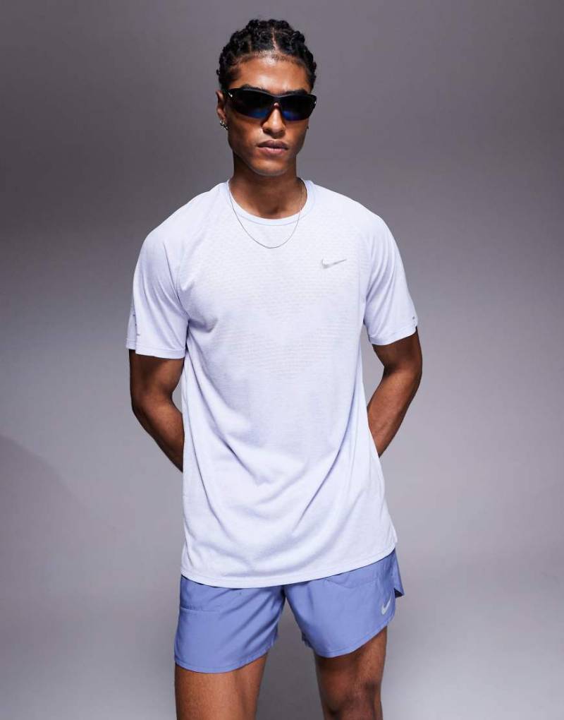 Nike Running - Dri-FIT Stride - T-Shirt in Flieder-Grau von Nike Running