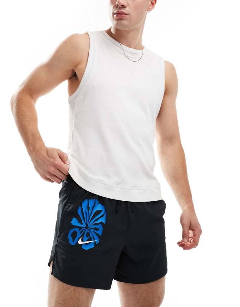 Nike Running - Energy Graphic Stride - Shorts in Schwarz, 5 Zoll Schrittlänge von Nike Running