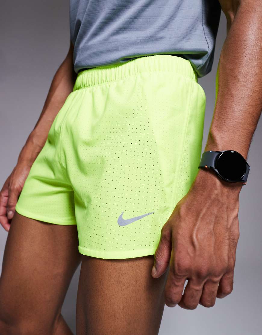 Nike Running - Fast Dri-FIT - Shorts in Neongelb mit integrierter Innenhose, 3 Zoll Schrittlänge von Nike Running