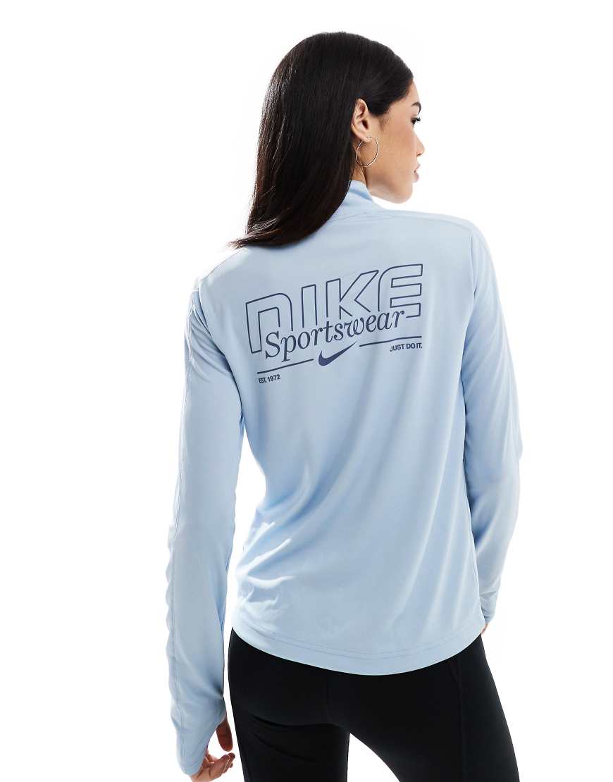 Nike Running - Gym Life Swoosh Pacer Dri-FIT - Langärmliges Oberteil in Hellblau mit kurzem Reißverschluss Nike Running - Gym Life Swoosh Pacer Dri-FIT - Langärmliges Oberteil in Hellblau mit kurzem Reißverschluss von Nike Running
