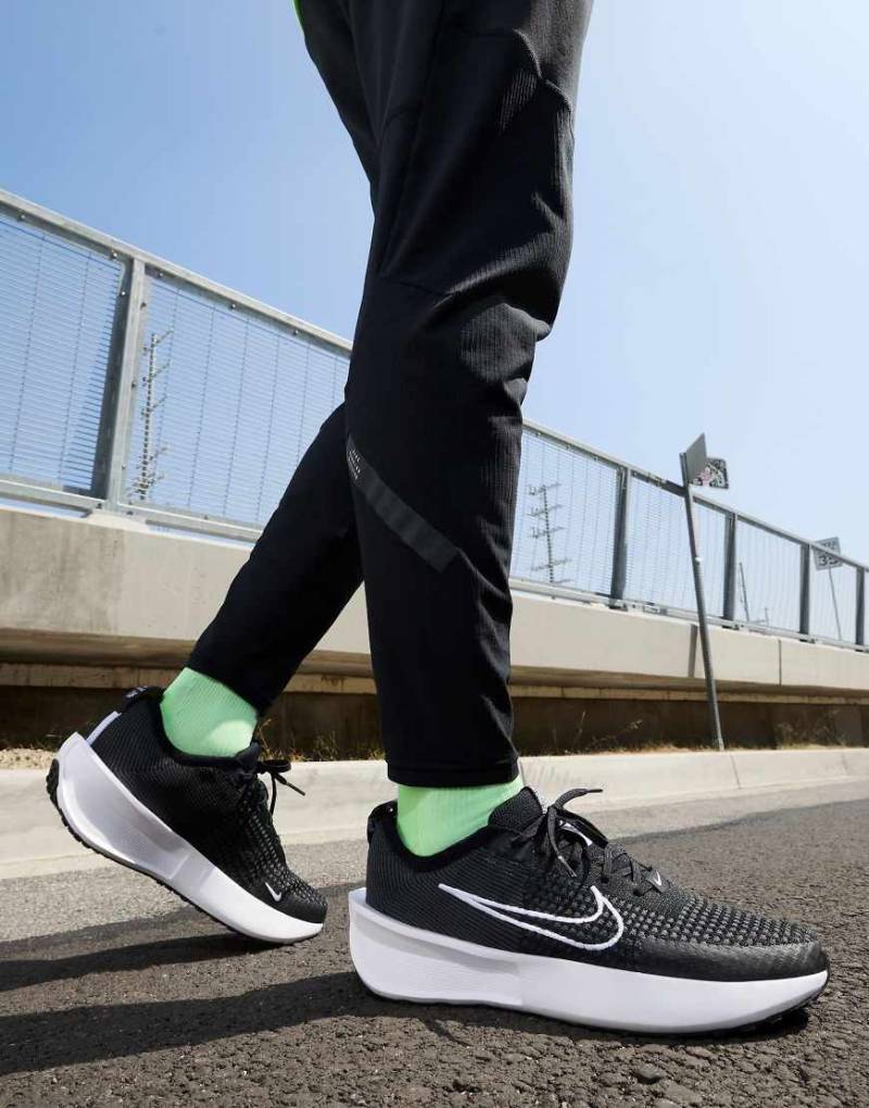 Nike Running - Interact - Laufschuhe in Schwarz und Weiß von Nike Running
