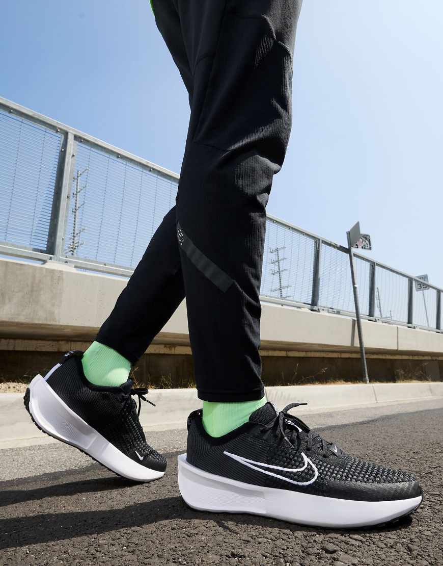 Nike Running - Interact - Laufschuhe in Schwarz und Weiß von Nike Running