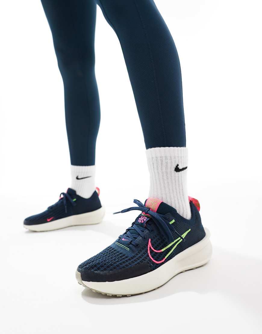 Nike Running - Interact Run - Laufschuhe in Marineblau und Weiß von Nike Running