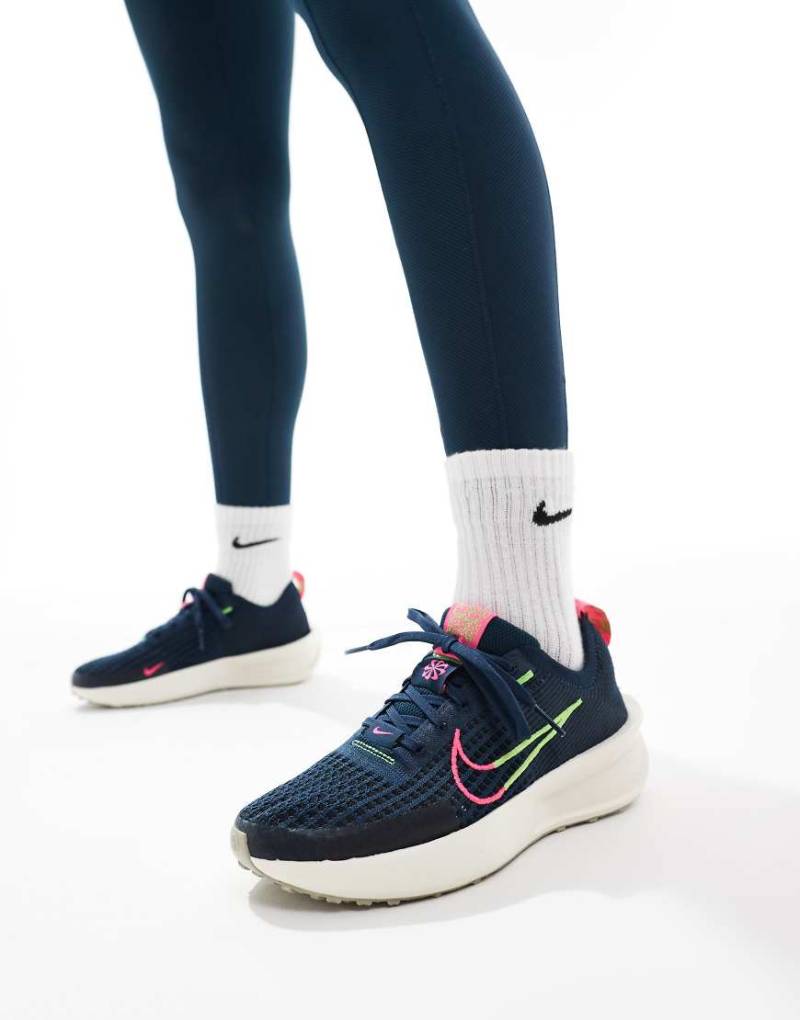Nike Running - Interact Run - Laufschuhe in Marineblau und Weiß von Nike Running