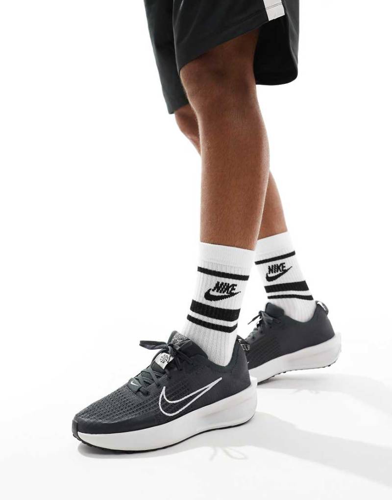 Nike Running - Interact Run - Laufsneaker in Grau von Nike Running