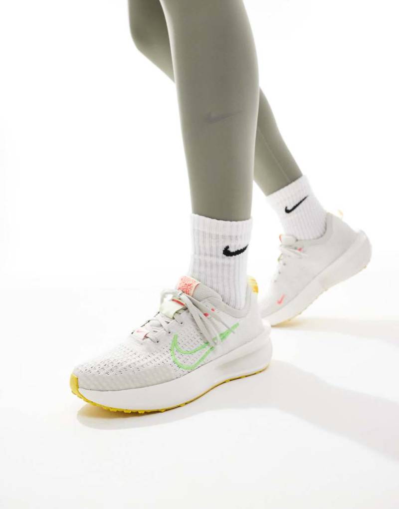 Nike Running - Interact Run - Sneaker in Grau und Weiß von Nike Running