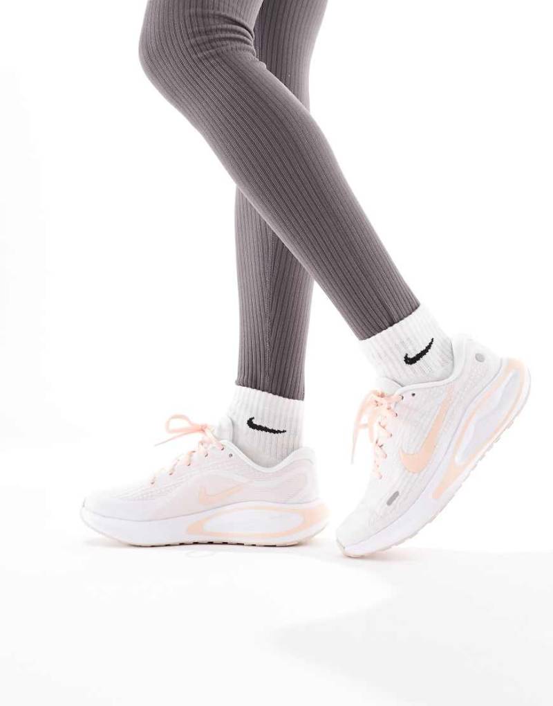 Nike Running - Journey - Lauf-Sneaker in Weiß und Orange von Nike Running