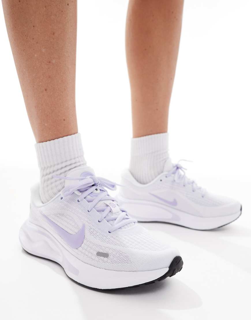 Nike Running - Journey Run - Lauf-Sneaker in Weiß und Flieder Nike Running - Journey Run - Lauf-Sneaker in Weiß und Flieder von Nike Running