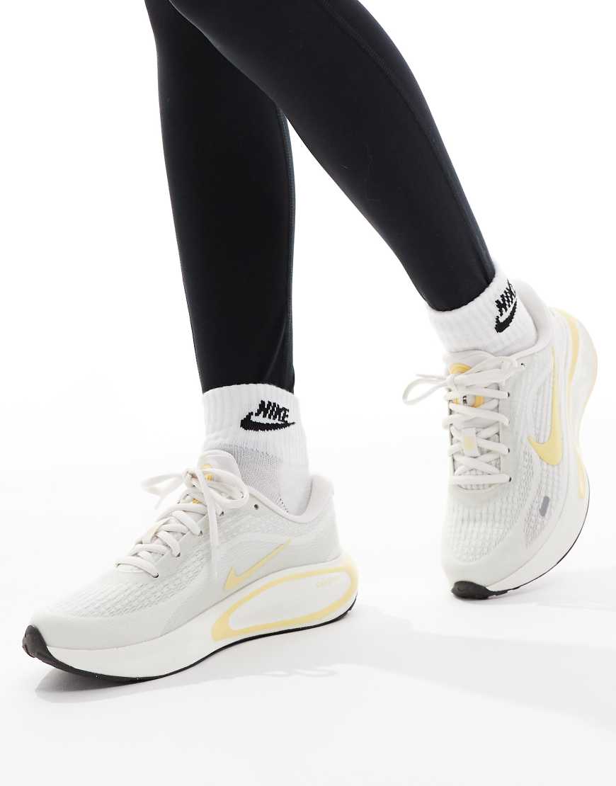 Nike Running - Journey Run - Laufschuhe in Weiß und Gelb von Nike Running