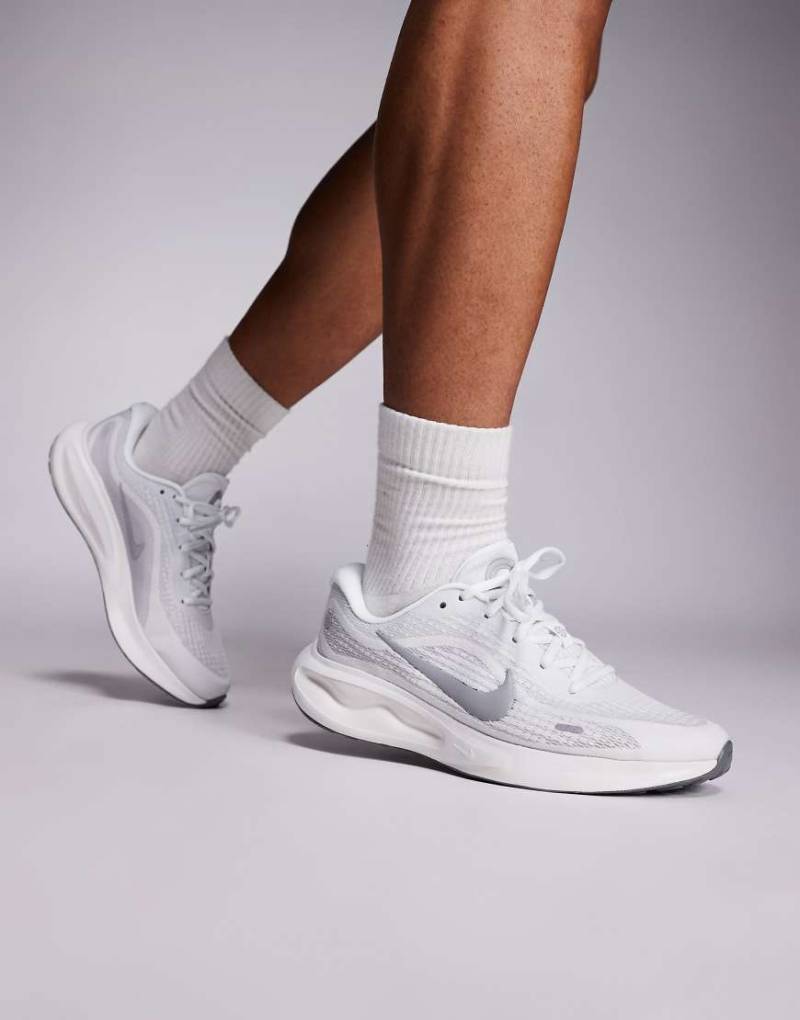 Nike Running - Journey Run - Laufsneaker in Grau von Nike Running