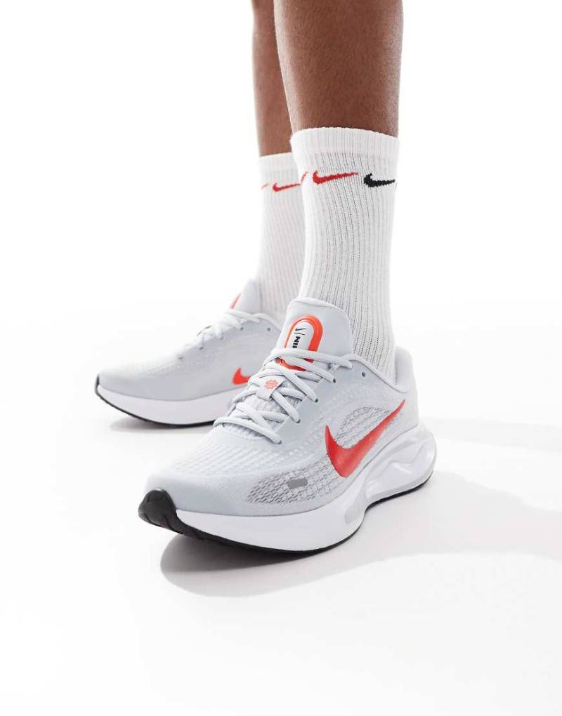 Nike Running - Journey Run - Sneaker in Grau und Rot von Nike Running