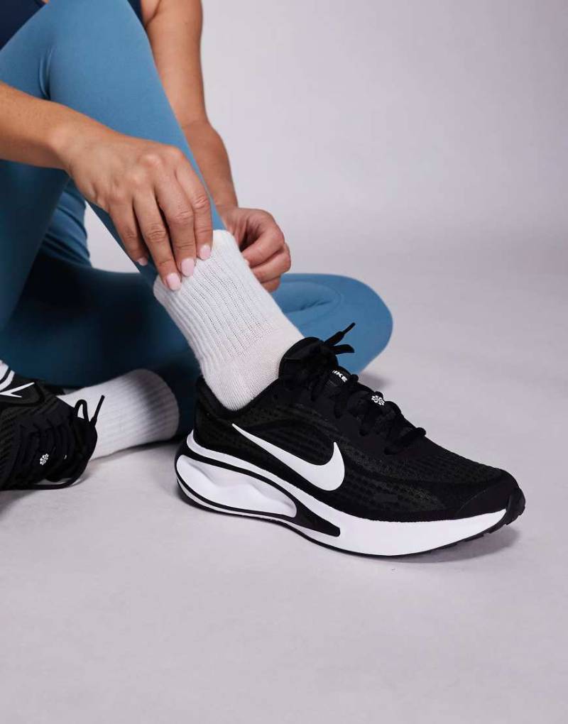 Nike Running - Journey Run - Sneaker in Schwarz und Weiß von Nike Running