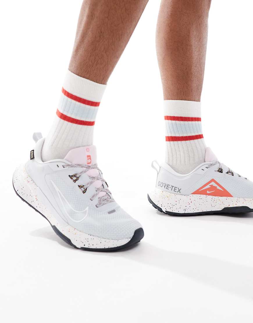 Nike Running - Juniper Trail 2 GORE-TEX - Laufschuhe in Hellgrau Nike Running - Juniper Trail 2 GORE-TEX - Laufschuhe in Hellgrau von Nike Running