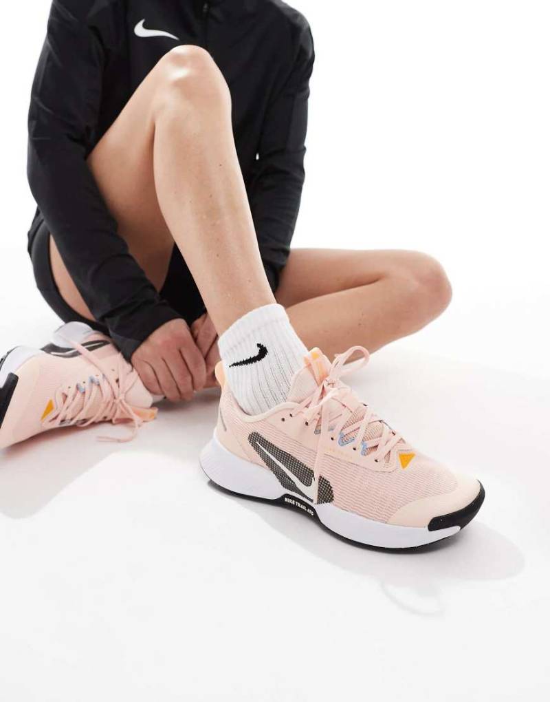 Nike Running - Juniper Trail 3 - Laufschuhe in Rosa und Weiß von Nike Running