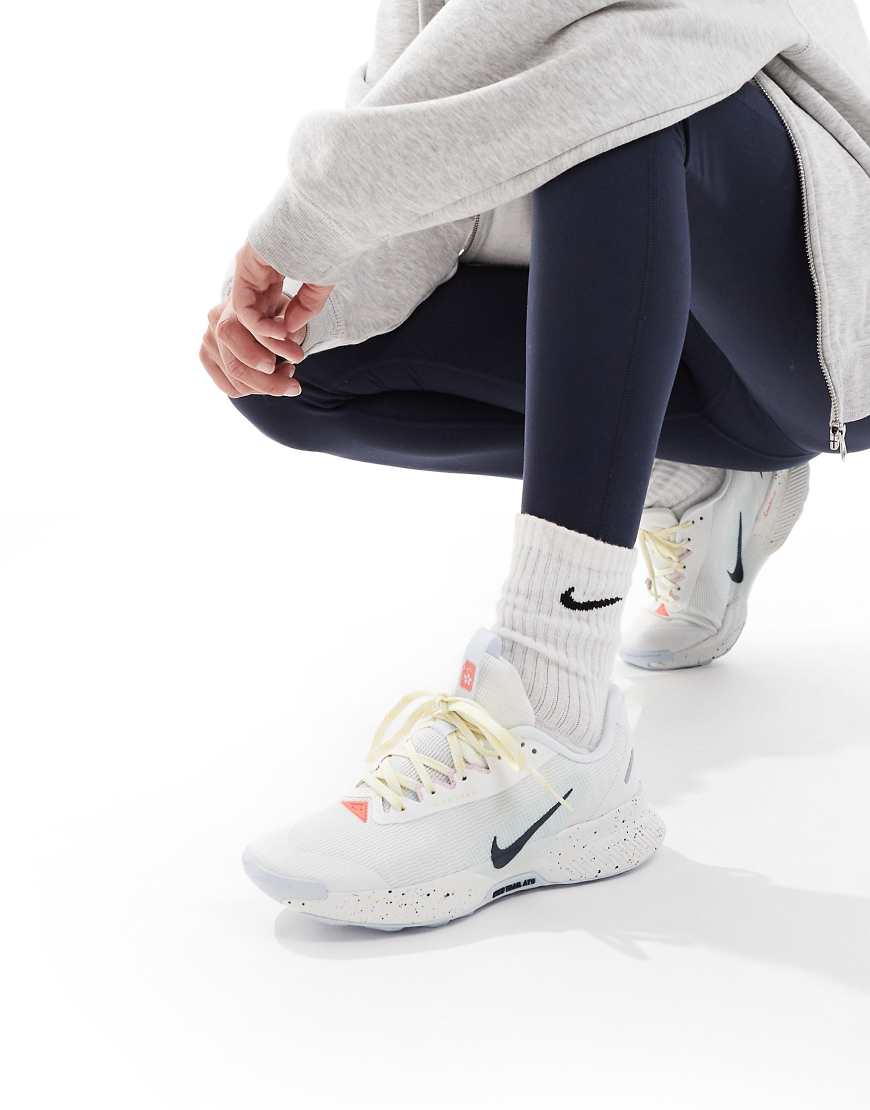 Nike Running - Juniper Trail 3 - Sneaker in Weiß Nike Running - Juniper Trail 3 - Sneaker in Weiß von Nike Running