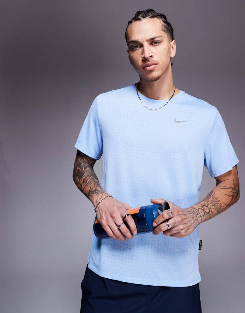 Nike Running - Miler Breathe - T-Shirt in Blau Nike Running - Miler Breathe - T-Shirt in Blau von Nike Running