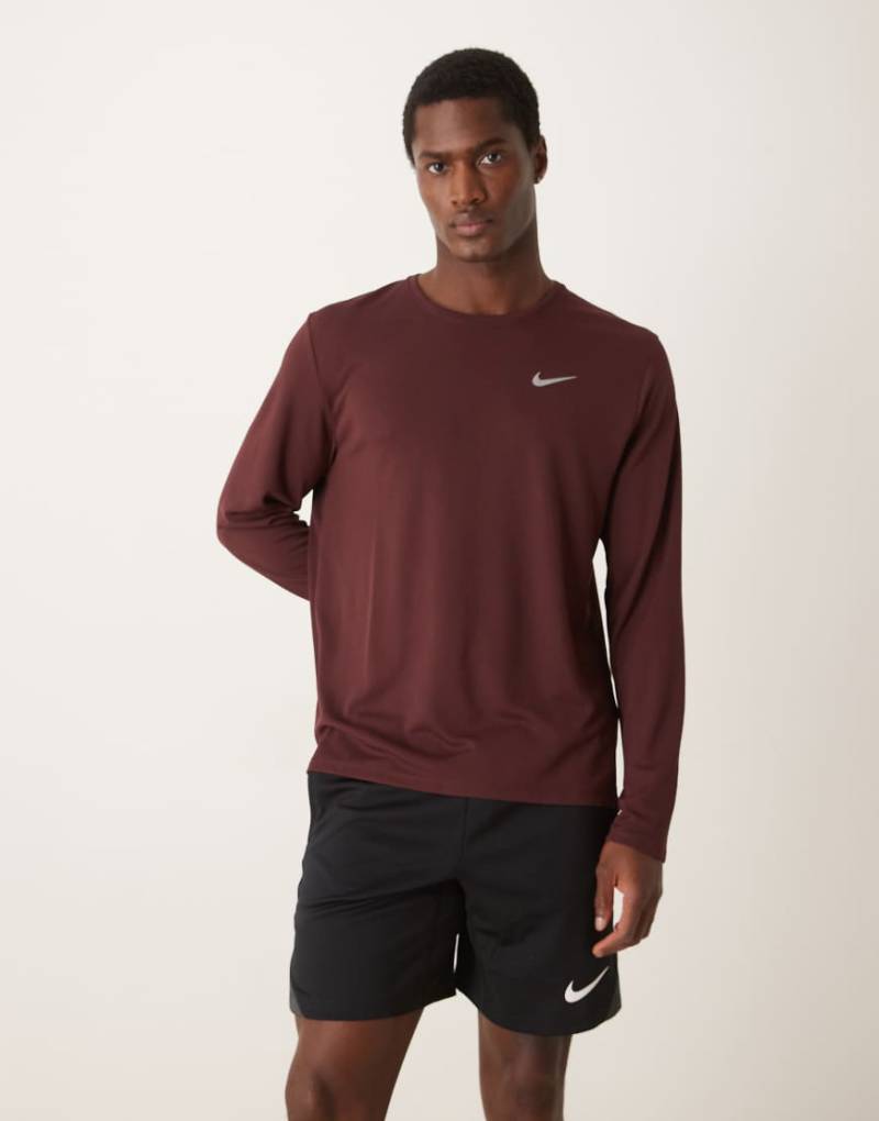 Nike Running - Miler Dri-FIT - Langärmliges Shirt in Burgunderrot von Nike Running