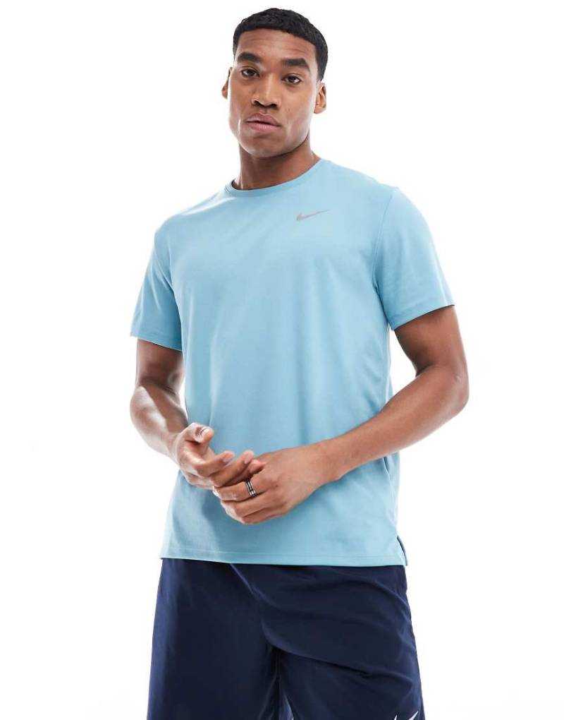 Nike Running - Miler Dri-FIT - Lauf-T-Shirt in Hellblau von Nike Running