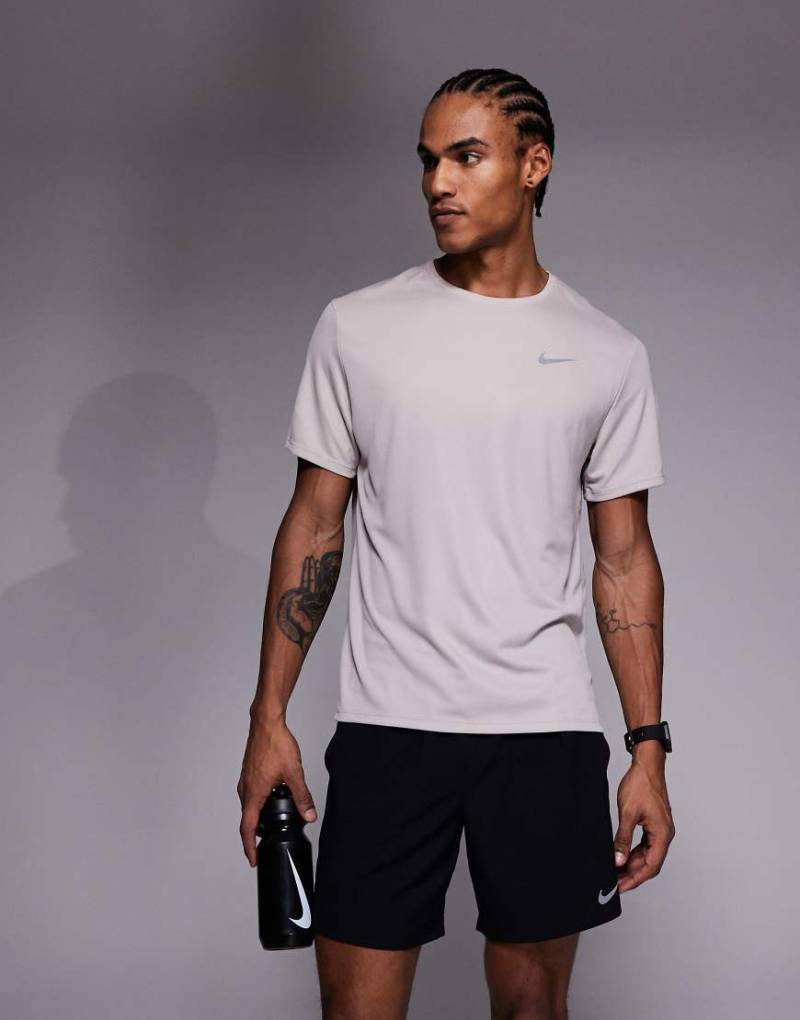 Nike Running - Miler Dri-FIT - Lauf-T-Shirt in Hellgrau von Nike Running