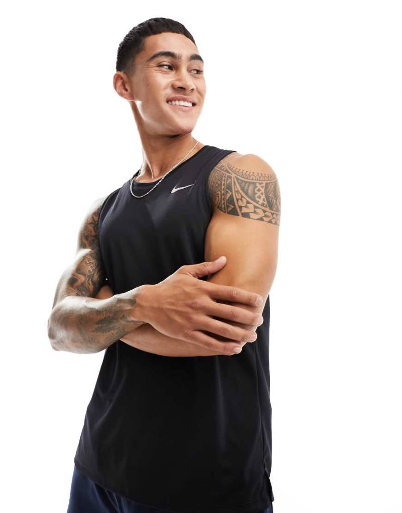 Nike Running - Miler Dri-FIT - Trägertop in Schwarz von Nike Running