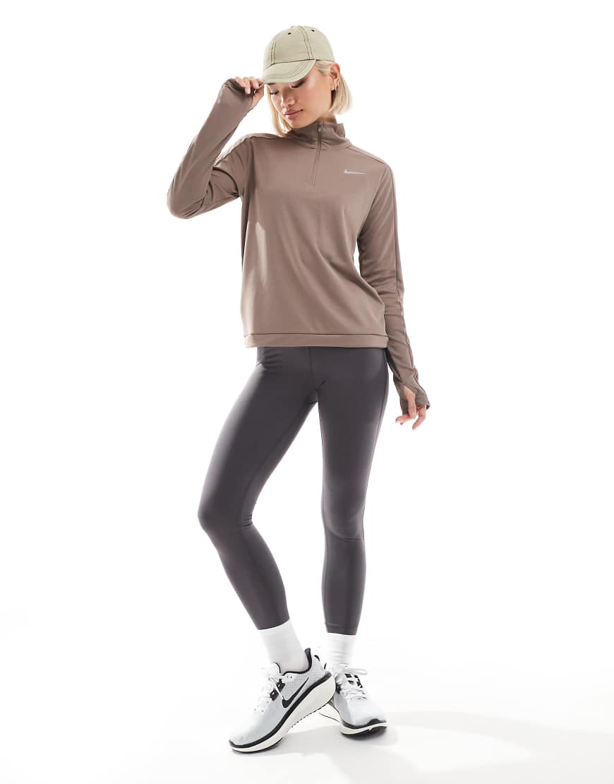 Nike Running - Pacer Dri-FIT - Langärmliges Oberteil in Braun mit kurzem Reißverschluss Nike Running - Pacer Dri-FIT - Langärmliges Oberteil in Braun mit kurzem Reißverschluss von Nike Running