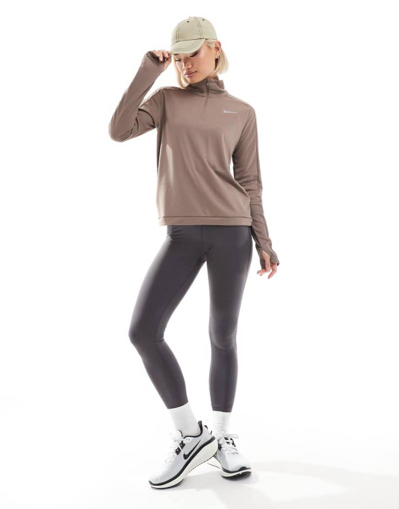 Nike Running - Pacer Dri-FIT - Langärmliges Oberteil in Braun mit kurzem Reißverschluss von Nike Running