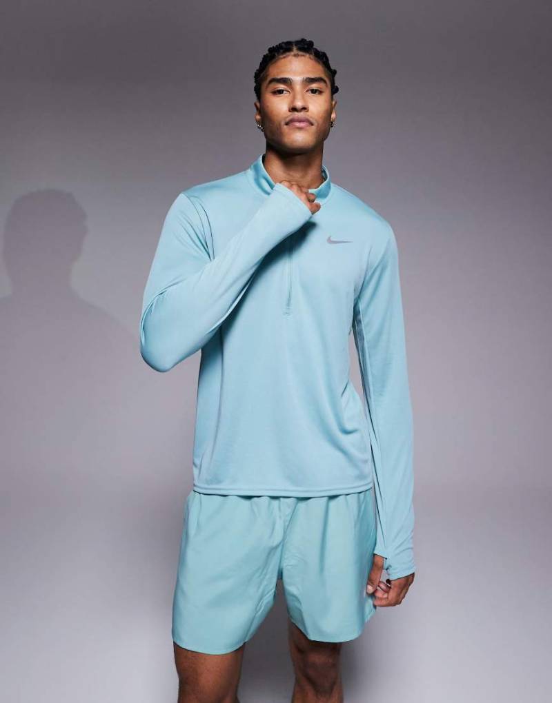 Nike Running - Pacer Dri-FIT - Langärmliges Oberteil in Blau mit Reißverschlusskragen-Grün von Nike Running