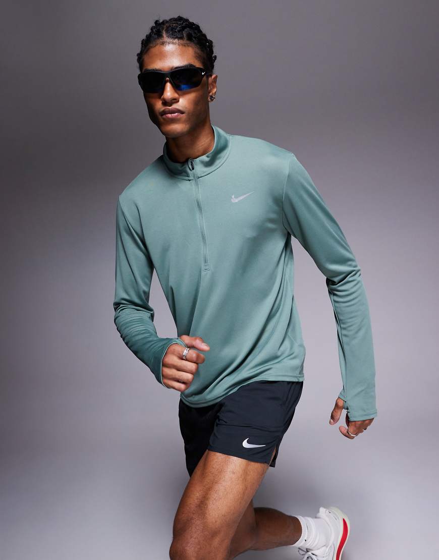 Nike Running - Pacer Dri-FIT - Langärmliges Oberteil in Grün mit kurzem Reißverschluss von Nike Running