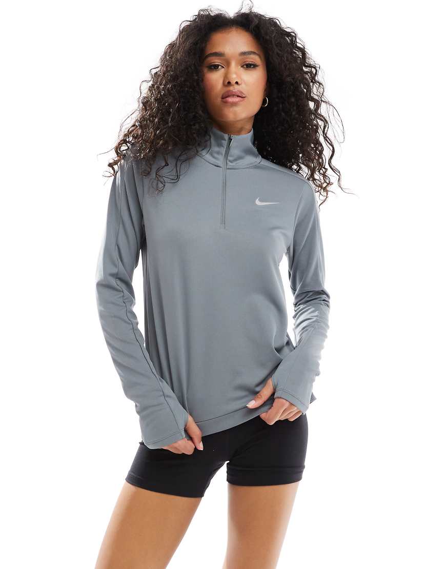 Nike Running - Pacer Dri-FIT - Langärmliges Oberteil in Grau mit kurzem Reißverschluss Nike Running - Pacer Dri-FIT - Langärmliges Oberteil in Grau mit kurzem Reißverschluss von Nike Running