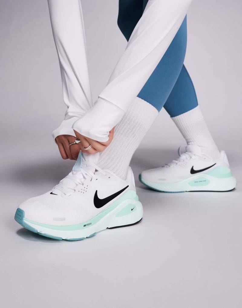 Nike Running - Pegasus 26 - Lauf-Sneaker in Weiß und Grün Nike Running - Pegasus 26 - Lauf-Sneaker in Weiß und Grün von Nike Running